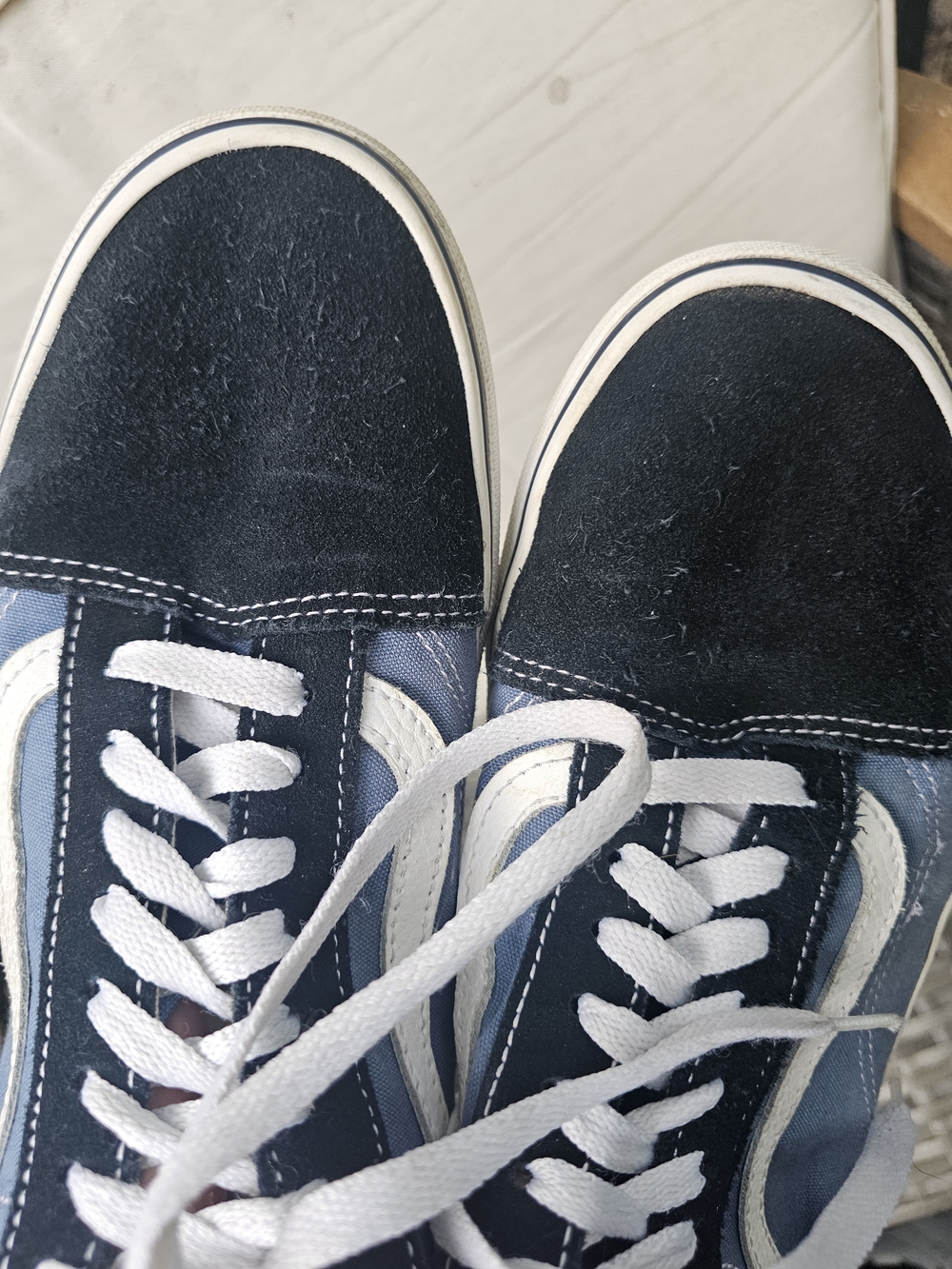 🚨SALE🚨Vans Classic Old Skool Sneakers in Navy Colorway with White Stripe - Picture 3 of 8
